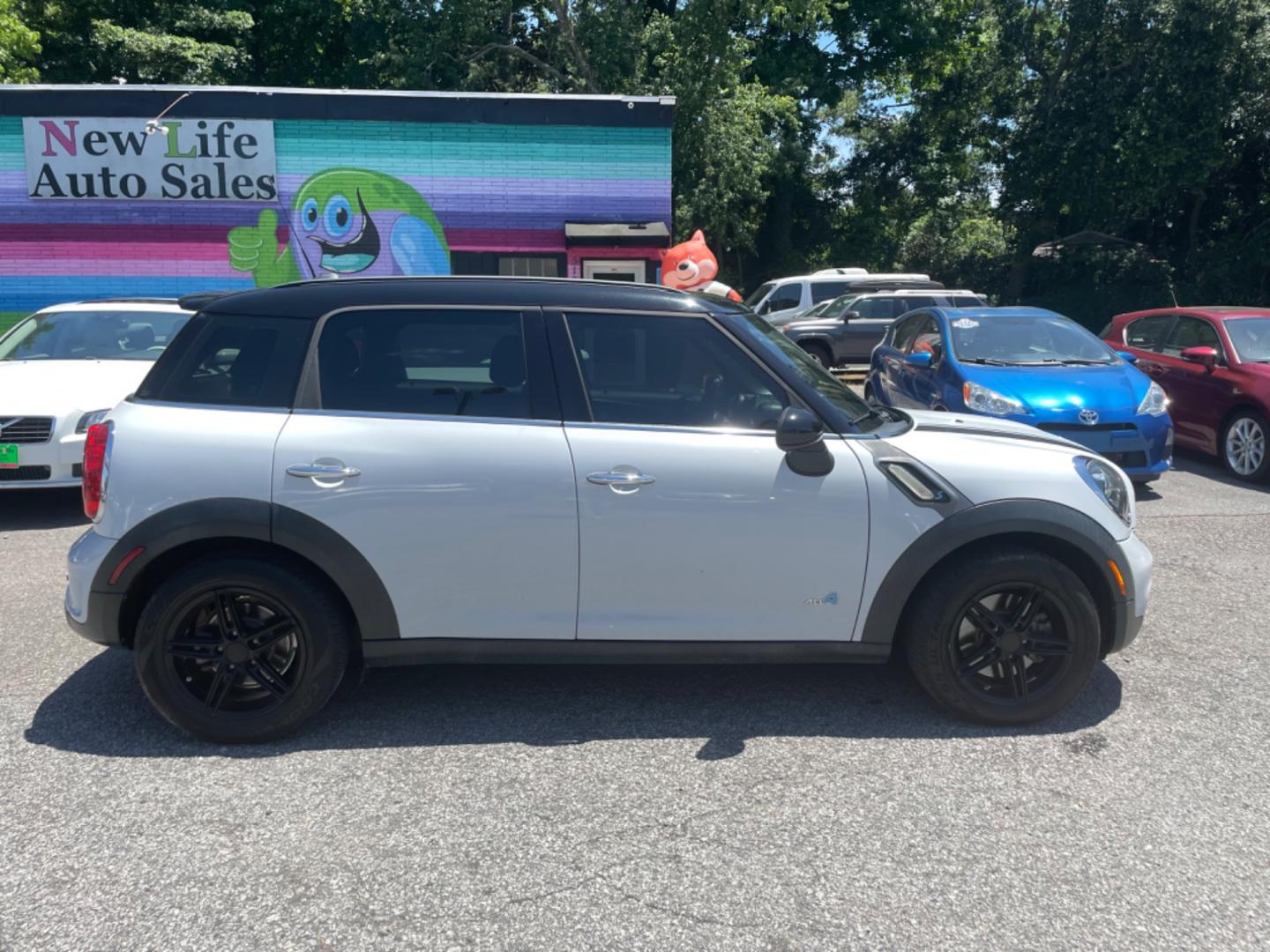 2013 WHITE MINI COUNTRYMAN COOPER S ALL4 (WMWZC5C51DW) with an 1.6L engine, Automatic transmission, located at 5103 Dorchester Rd., Charleston, SC, 29418-5607, (843) 767-1122, 36.245171, -115.228050 - Clean CarFax (no accidents reported!) Clean interior with Leather, Double Sunroof, CD/AUX/Sat/USB, Hands-free Phone, Power Windows, Power Locks, Power Mirrors, Heated Seats, Push Button Start, Keyless Entry, All-weather Mats, Alloy Wheels. Local Trade-in!! Located at New Life Auto Sales! 2023 WIN - Photo#7